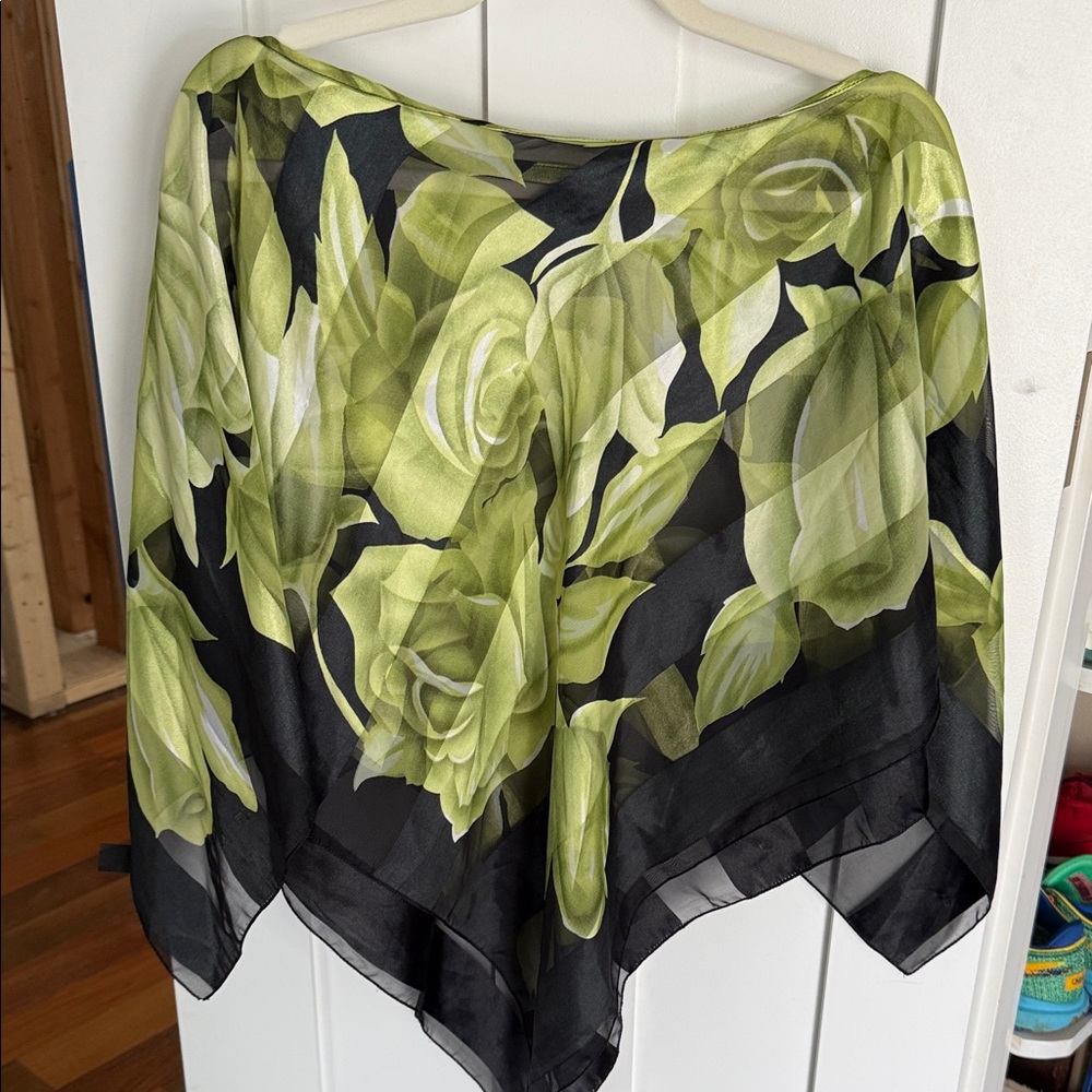 Chic Leaf Print Scarf in Green and Black